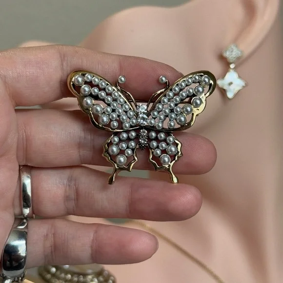 ⚜️ Elegant Gold and Silver Butterfly Brooch - Picture 7 of 8